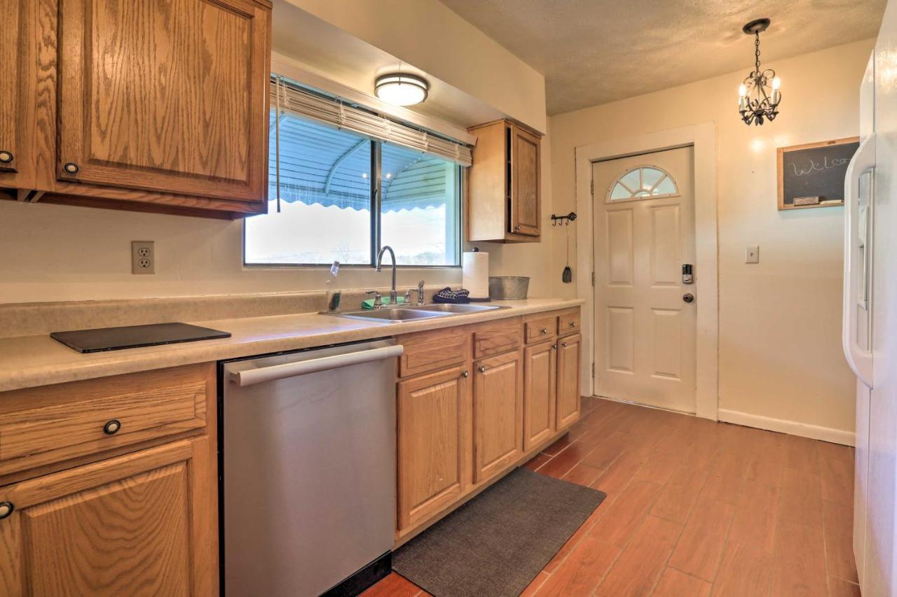 Charming East Bernstadt Retreat Less Than 6 Acre Farm! Exterior photo